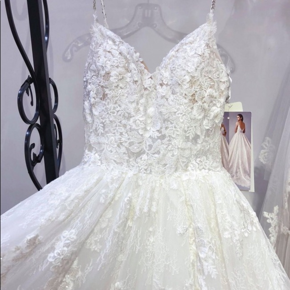 Enzoani Wedding dress size 12, street size 8-10